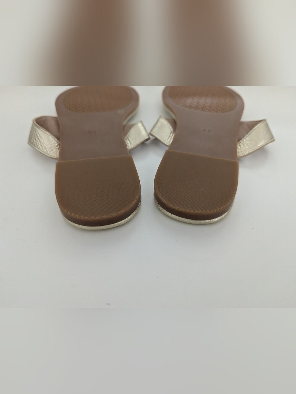 EUC! Tory Burch Jolie Flat Thong Sandal In Gold Size 8.5 - Picture 15 of 16